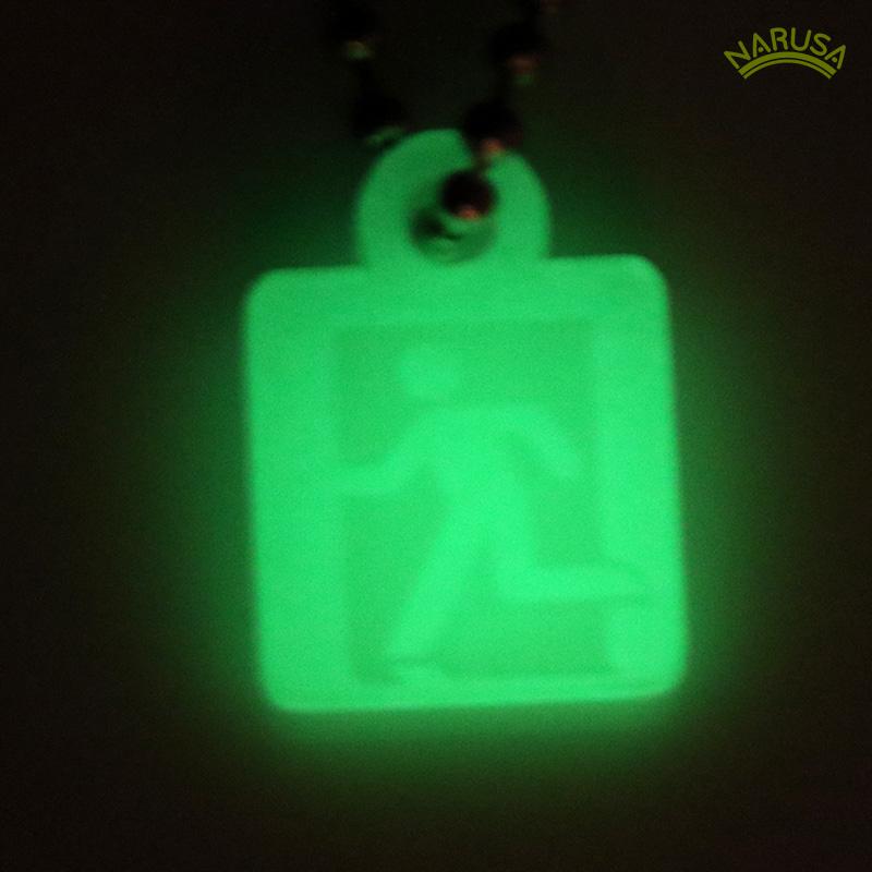 NARUSA 暗闇で光る！ 蓄光 非常口 キーホルダー 2x1.5cm アクリル