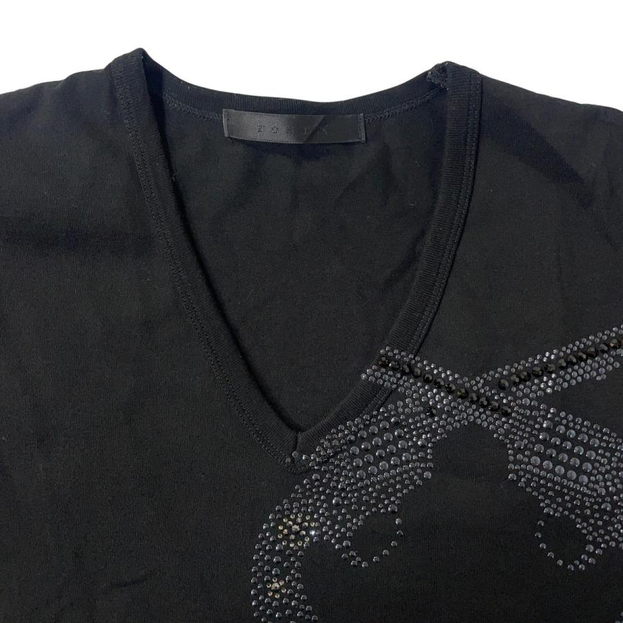roar guns（ロアーガンズ） roar スタッズロゴVネックTシャツ