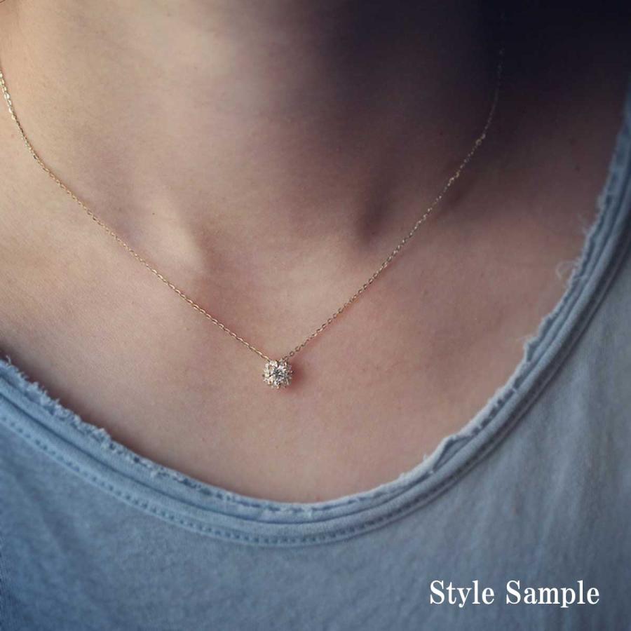 エレガントな花柄シルバーネックレス