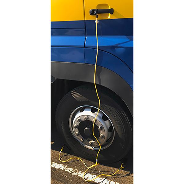 樹脂製 タイヤストッパーダブル 111×218×123mm 自動車用 黒色 2個