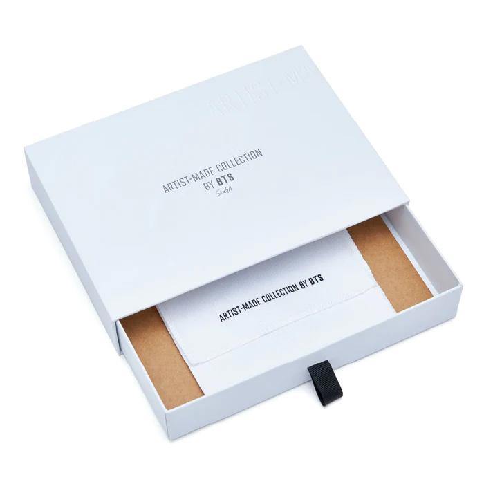 防弾少年団(BTS) - GUITAR PICK NECKLACE SILVER BTS Guitar Pick Necklace MADE: By Suga (Importado