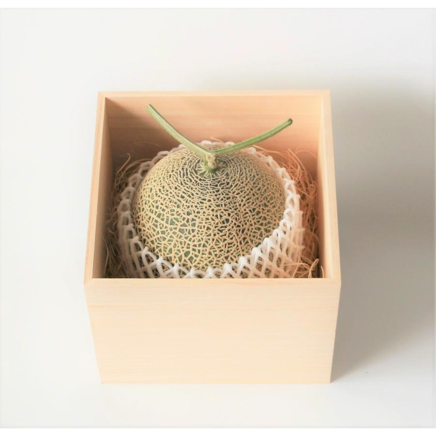 メロン 桐箱 大玉（1.7〜2.0kg）桐箱入りの高級メロン【冬メロン Premium】《12月・1月発送》沖縄・宮古島産｜果物 フルーツ ギフト |  | 02