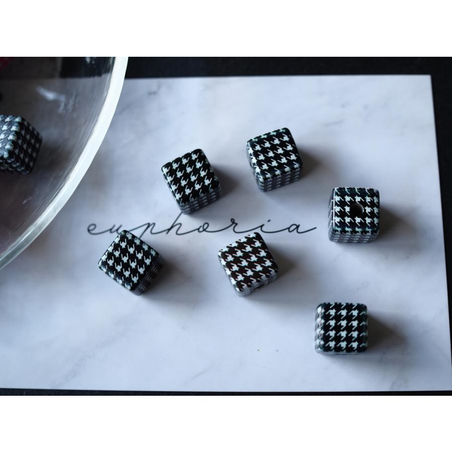千鳥格子のキューブと大ぶりブラックパーツのピアス 