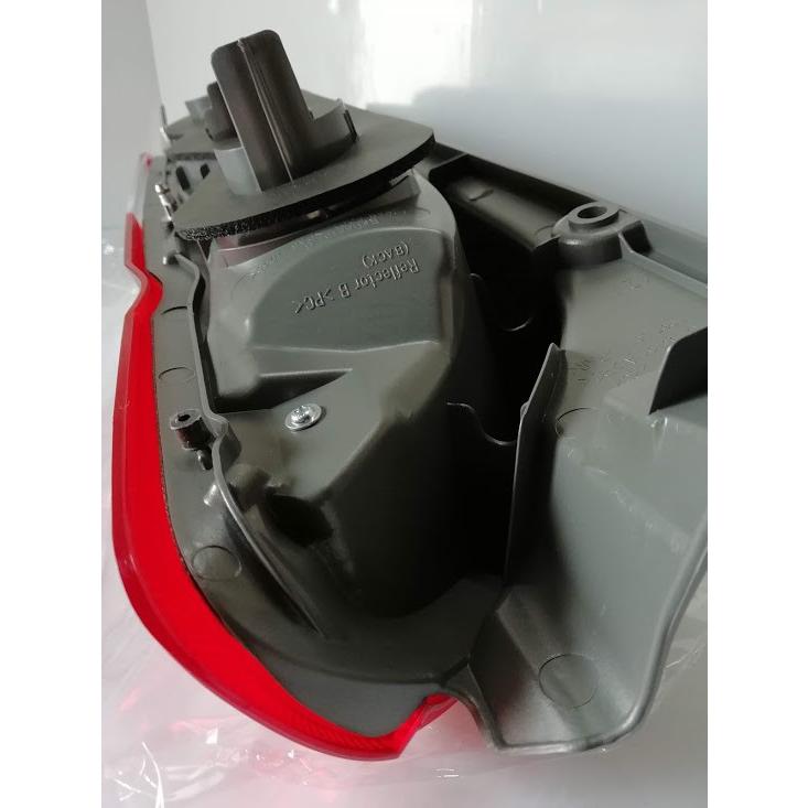 ハイエース 200系 4型 テールランプ 純正タイプ 左右 フィン付き