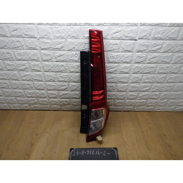 ルーミー M900A 右テールランプ ライト レンズ B82 コイト 220-69047