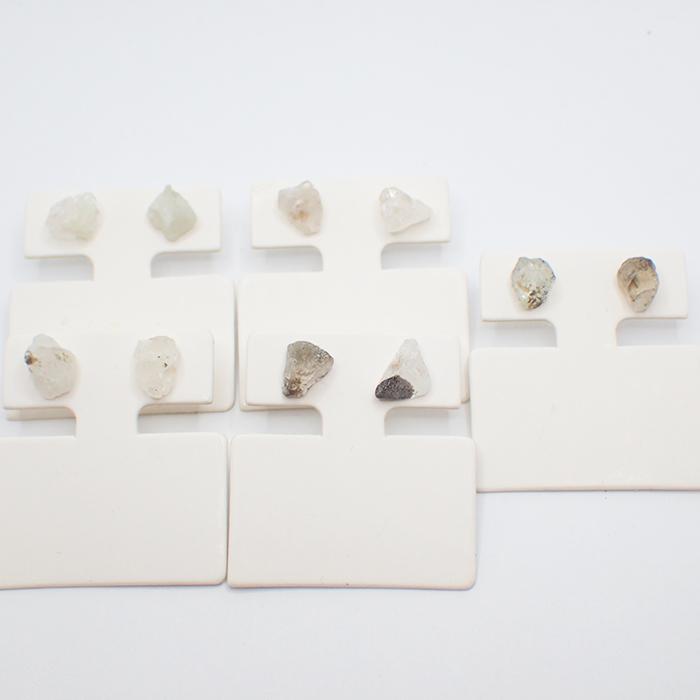 ロシア産 フェナカイト 原石 ピアス 18金 (01) スタッドピアス 18金 ピアス 天然石 ゴールド 日本製 国内制作 自社管理 アカネの画像