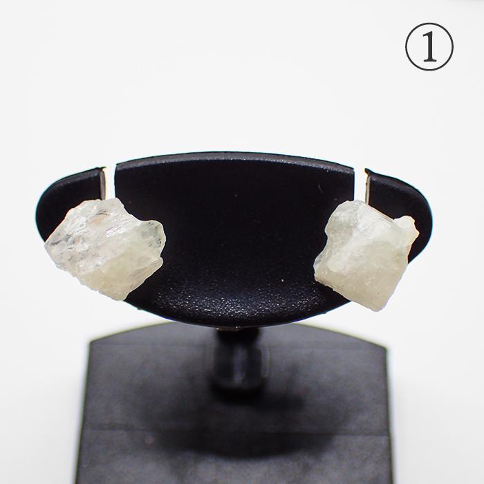 ロシア産 フェナカイト 原石 ピアス 18金 (01) スタッドピアス 18金 ピアス 天然石 ゴールド 日本製 国内制作 自社管理 アカネの画像
