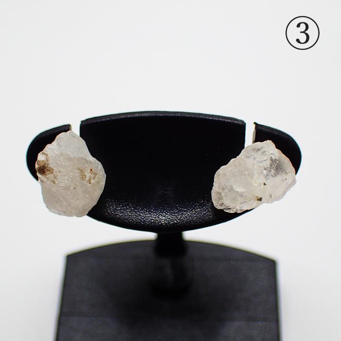 ロシア産 フェナカイト 原石 ピアス 18金 (01) スタッドピアス 18金 ピアス 天然石 ゴールド 日本製 国内制作 自社管理 アカネの画像