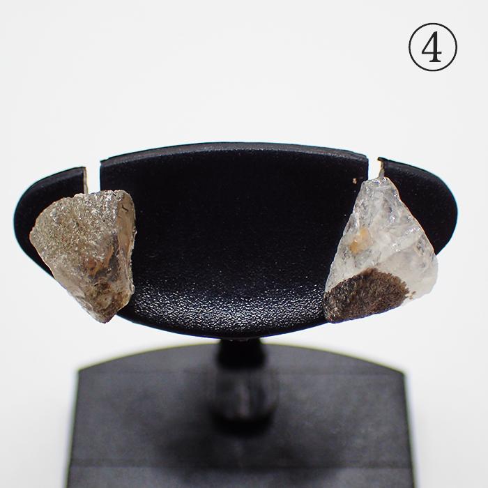 ロシア産 フェナカイト 原石 ピアス 18金 (01) スタッドピアス 18金 ピアス 天然石 ゴールド 日本製 国内制作 自社管理 アカネの画像