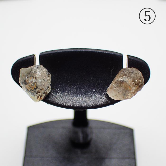 ロシア産 フェナカイト 原石 ピアス 18金 (01) スタッドピアス 18金 ピアス 天然石 ゴールド 日本製 国内制作 自社管理 アカネの画像