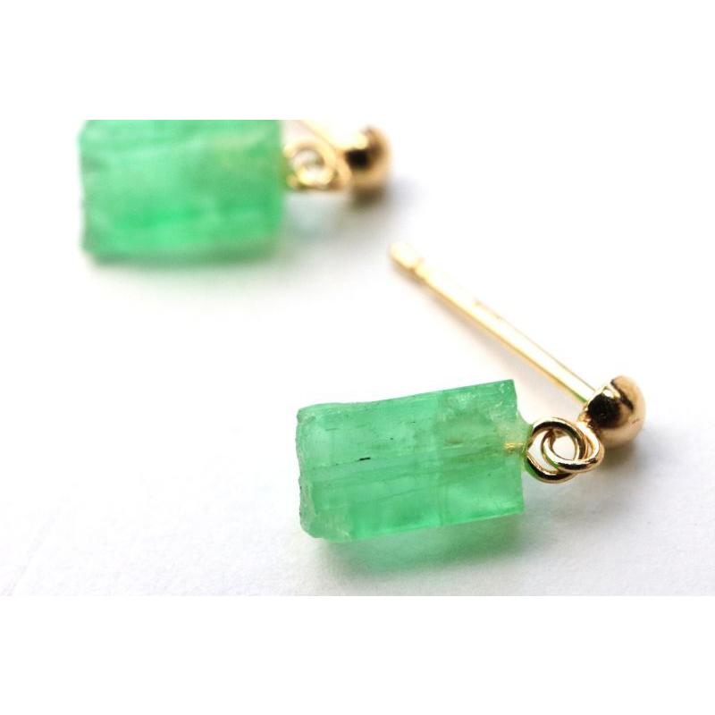 日本製 ピアス エメラルド 原石 揺れる 18金 コロンビア産 5月 誕生石
