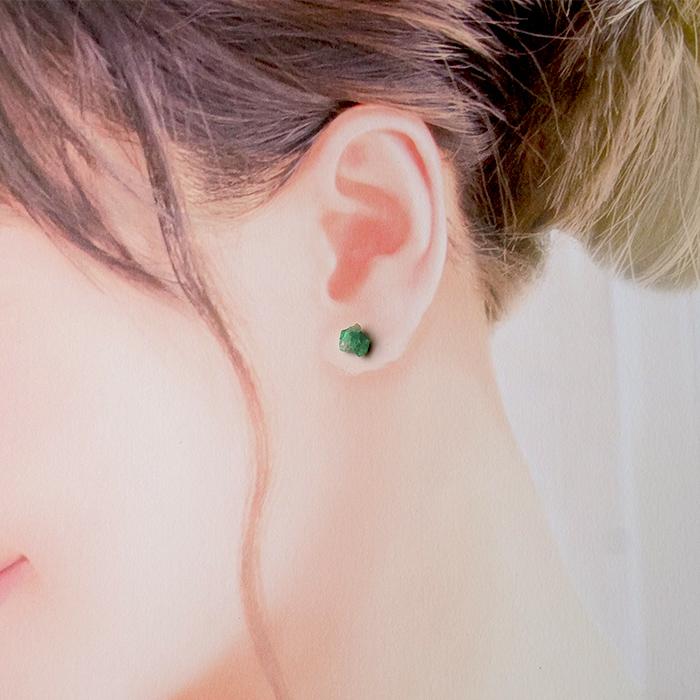エメラルド 原石 スタッドピアス パキスタン産 ピアスキャッチ付き
