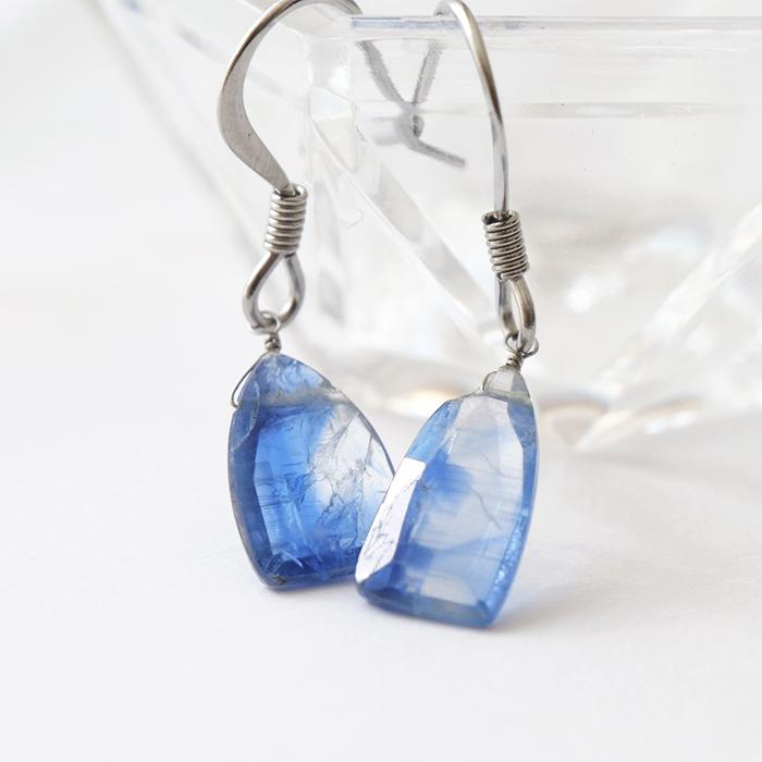 カイヤナイト フックピアス 天然石 タンザニア産 日本製 9月誕生石