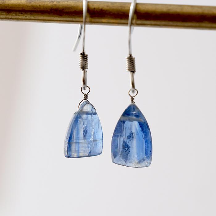 カイヤナイト フックピアス 天然石 タンザニア産 日本製 9月誕生石