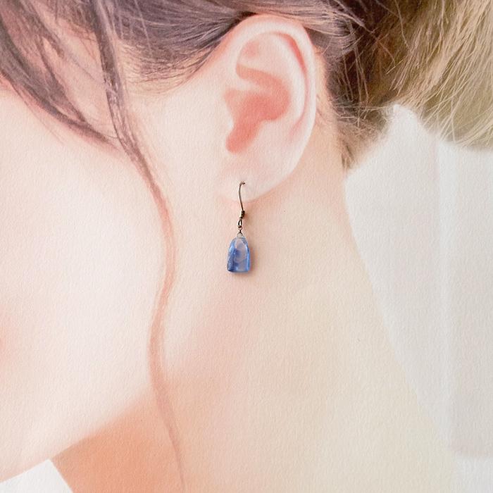 カイヤナイト フックピアス 天然石 タンザニア産 日本製 9月誕生石