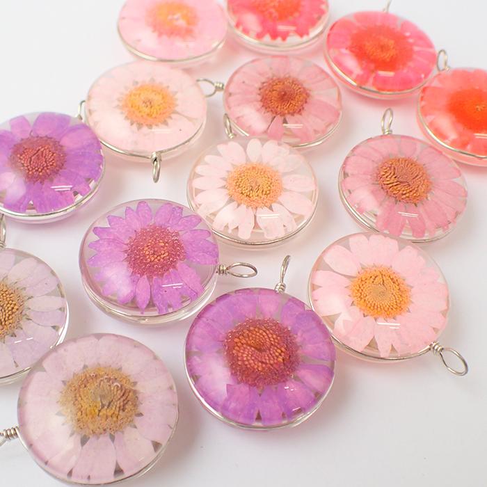 マーガレット ガラスチャーム 全9色 25 / 30mm 1個売り 押し花 パーツ アンティークガラスフレームマーガレットピンク系