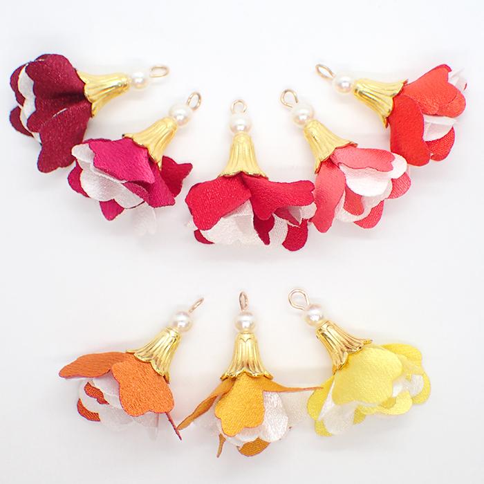 ツートンカラーの綺麗なタッセルとオリジナルデザイン麻雀牌イヤリングオーダーです ツートンカラーの綺麗なタッセルとオリジナルデザイン麻雀牌