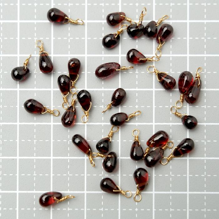 ガーネット】ペアシェイプ 天然石チャーム K14kgf ワイヤー巻き 1個