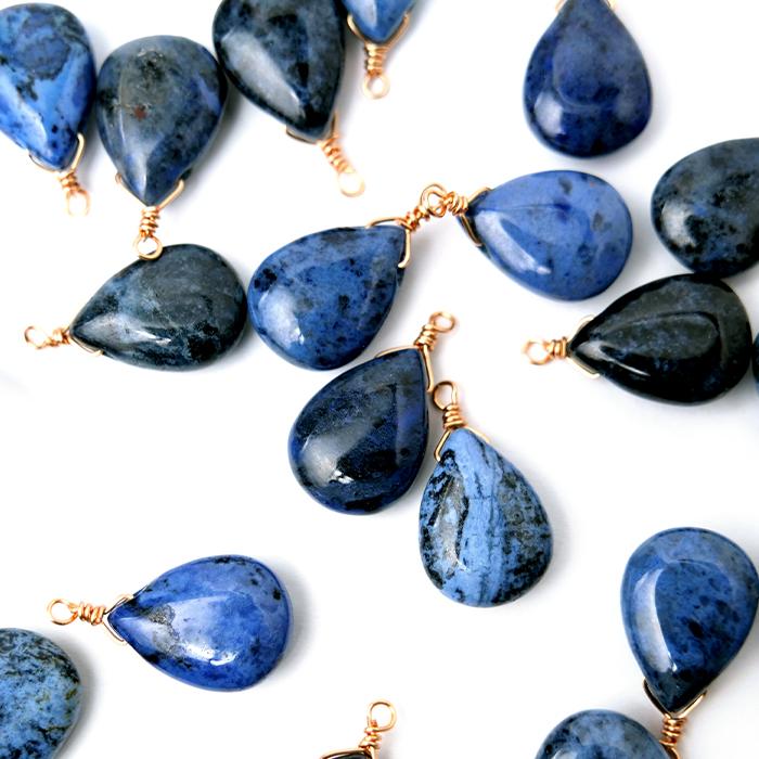 天然石】ソーダライト ペアシェイプカットチャーム 約19×14mm K14KGF