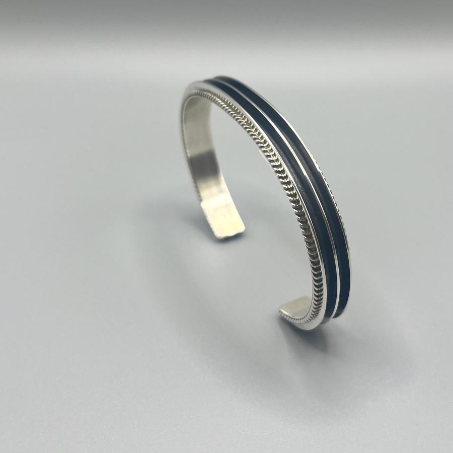 エッジの効いたラインがかっこいいシルバーバングル インディアン