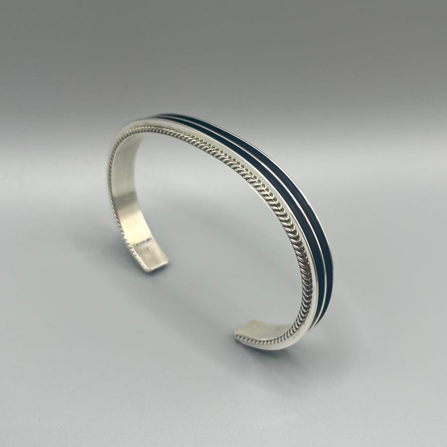 エッジの効いたラインがかっこいいシルバーバングル インディアン