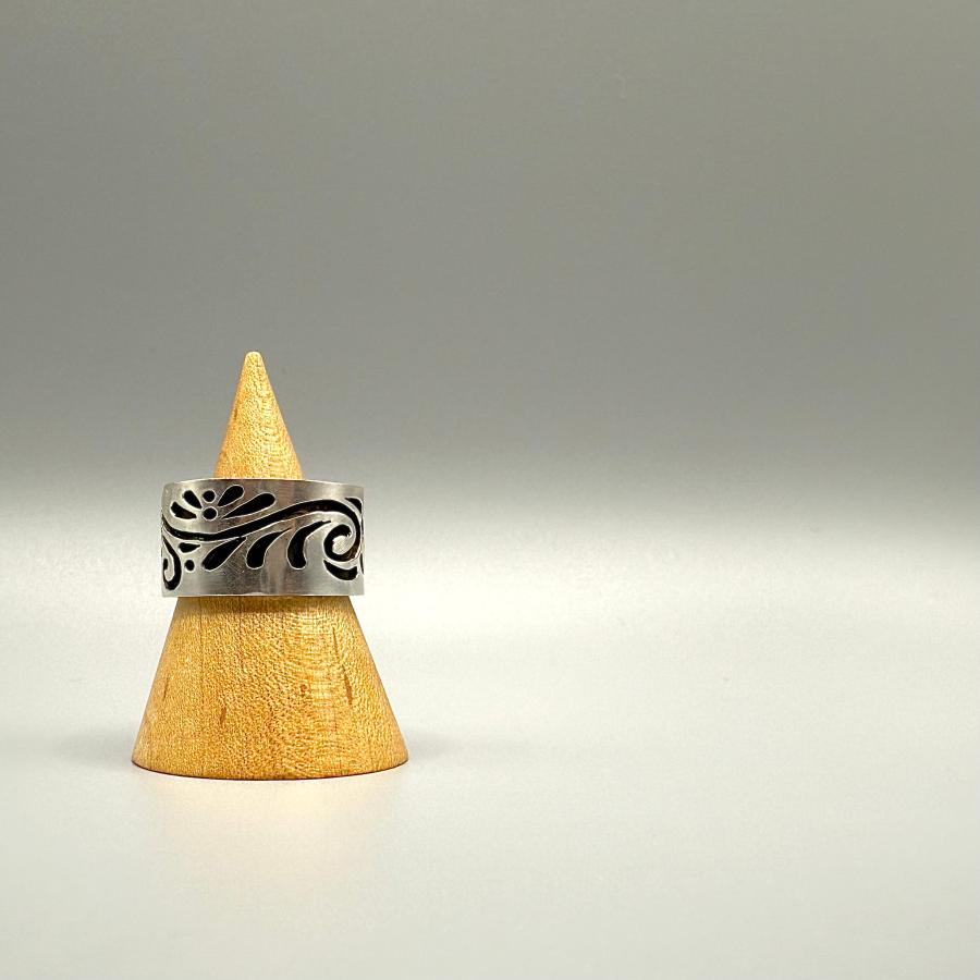 内側までスタンプワークのあるリング インディアンジュエリー