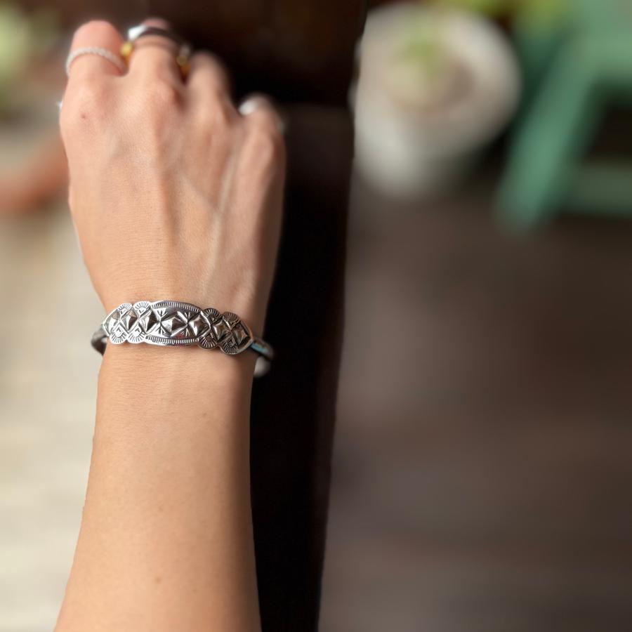 スタンプワークシルバーバングル インディアンジュエリー/ネイティブ