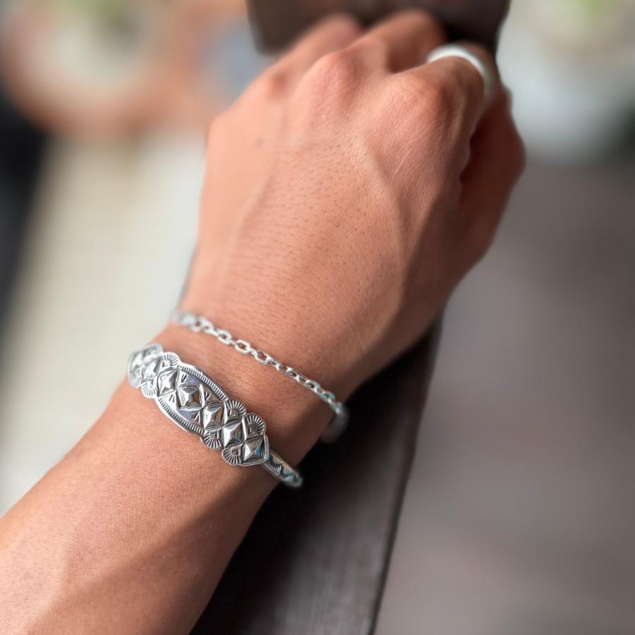 スタンプワークシルバーバングル インディアンジュエリー/ネイティブ