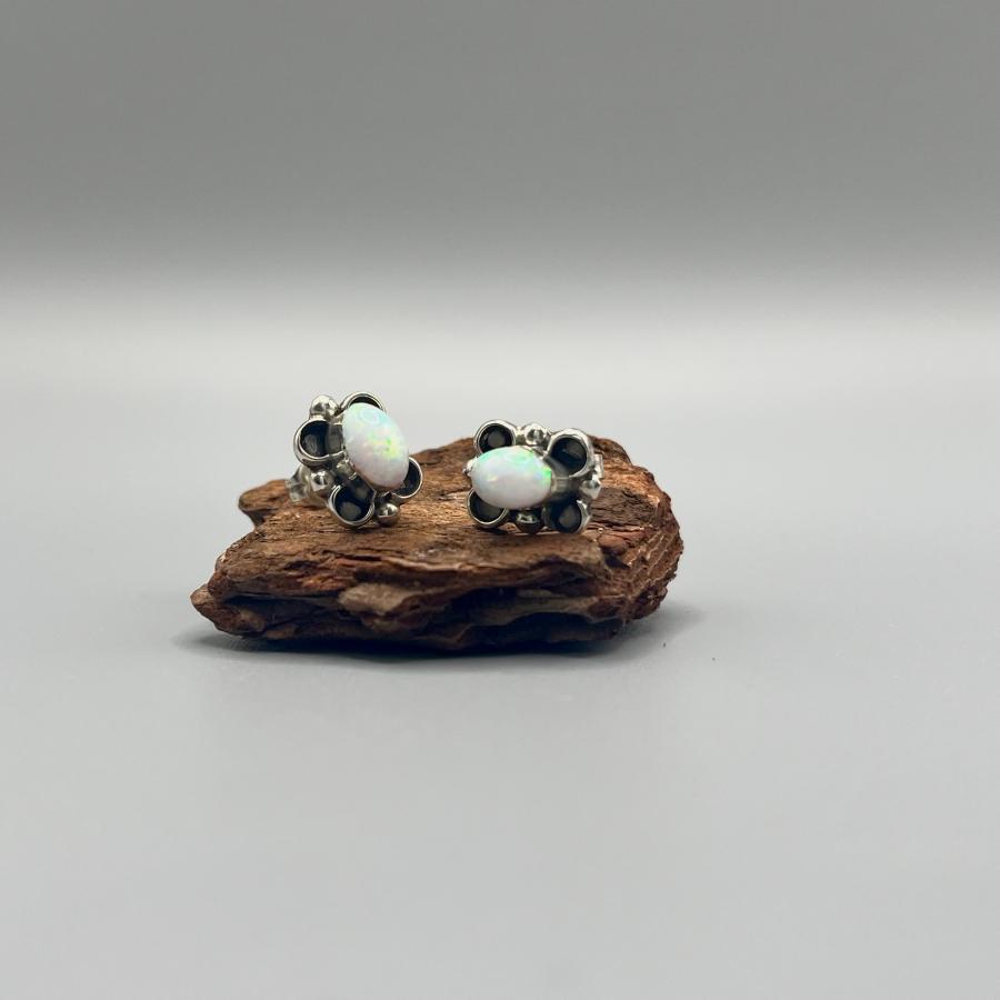 ナバホ ホワイトオパールピアス シルバーピアス/インディアン 