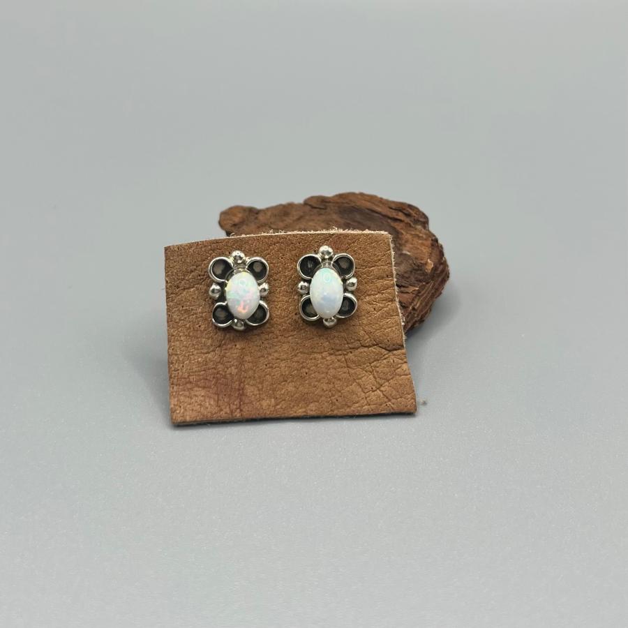 ナバホ ホワイトオパールピアス シルバーピアス/インディアン 