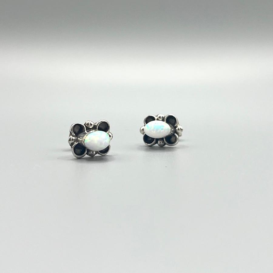 ナバホ ホワイトオパールピアス シルバーピアス/インディアン 