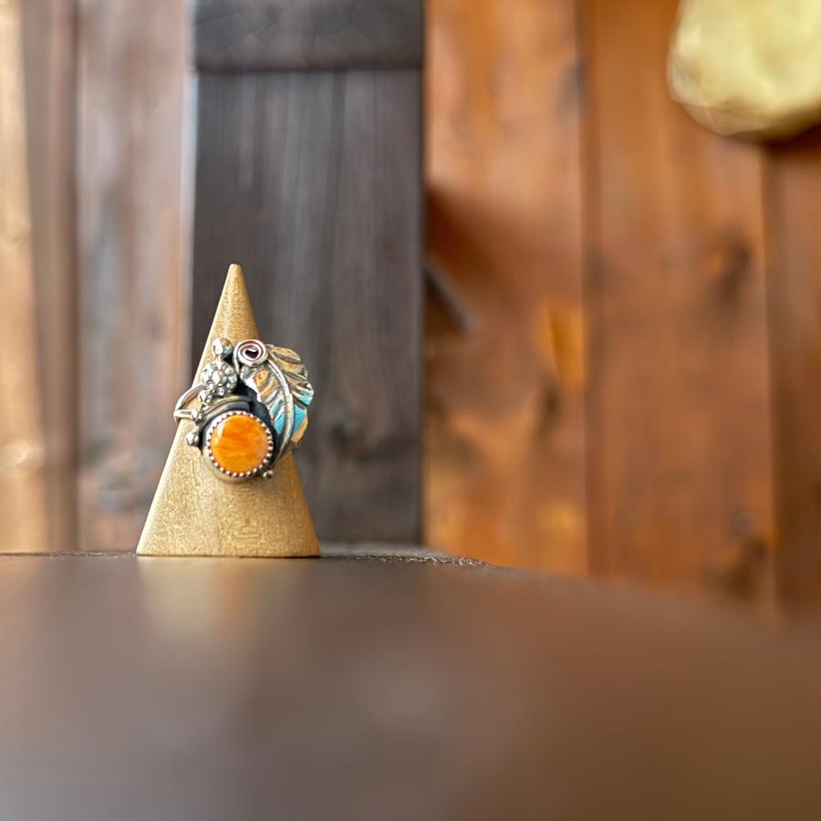 スパイニーオイスターシェルとリーフモチーフのリング ナバホ族