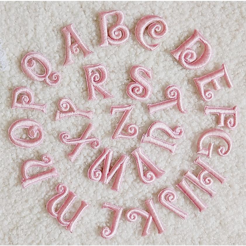 シールタイプ ピンクアルファベットワッペン アルファベットアップリケ イニシャルワッペン 文字 | 