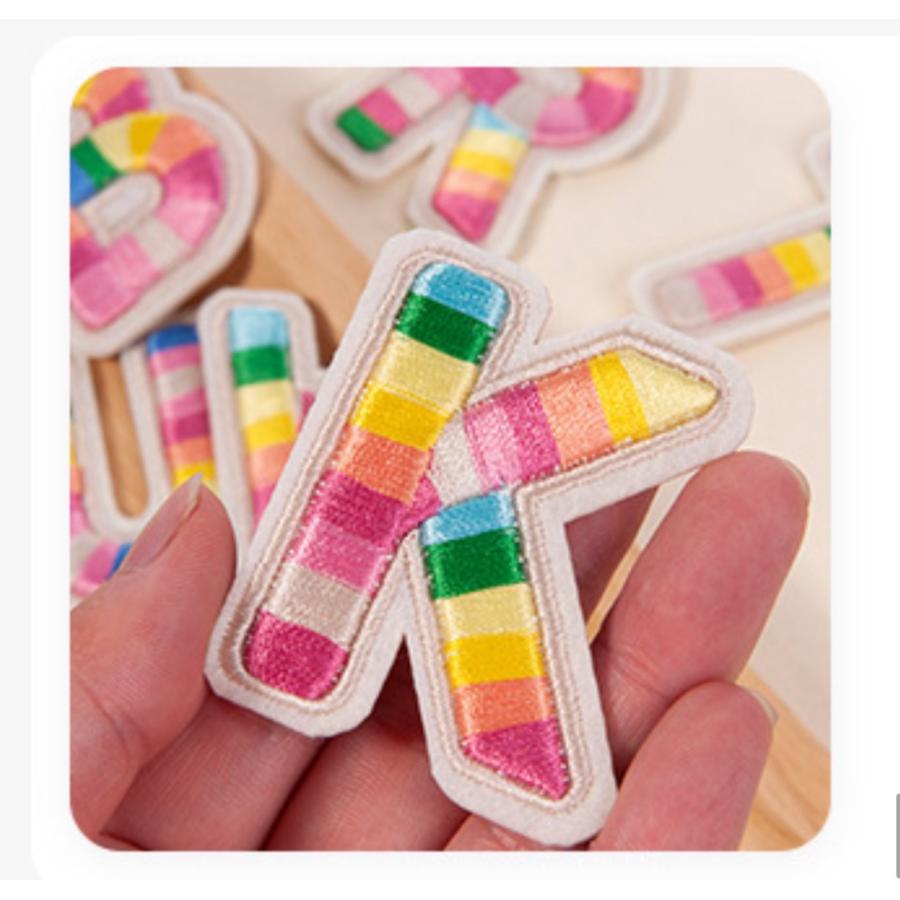 レインボー アルファベットワッペン アルファベットアップリケ イニシャルワッペン 文字アイロンワッペン 大きめ 刺繍 |  | 03