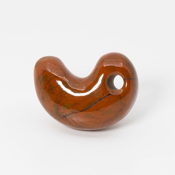 一点もの】勾玉 佐渡赤玉石 18mm【鑑別書付き】 : パスクル - 通販