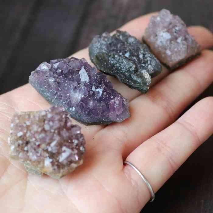 アメジスト クラスター 原石 紫水晶 パワーストーン 約2.3kg 楽天市場】特大 アメジスト クラスター 約10.33キログラム 木製