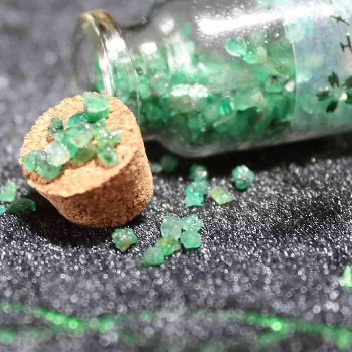 宝石質 エメラルド さざれ石 チップ 1ct クラッシュストーン ネイル