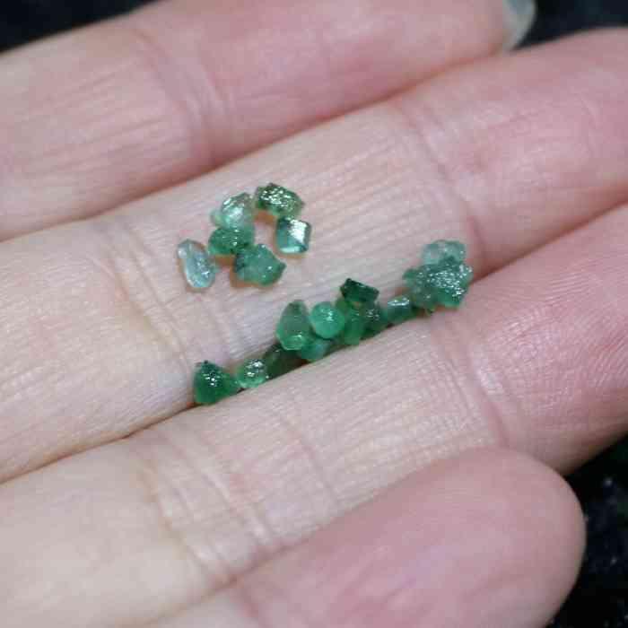 宝石質 エメラルド さざれ石 チップ 1ct クラッシュストーン ネイル