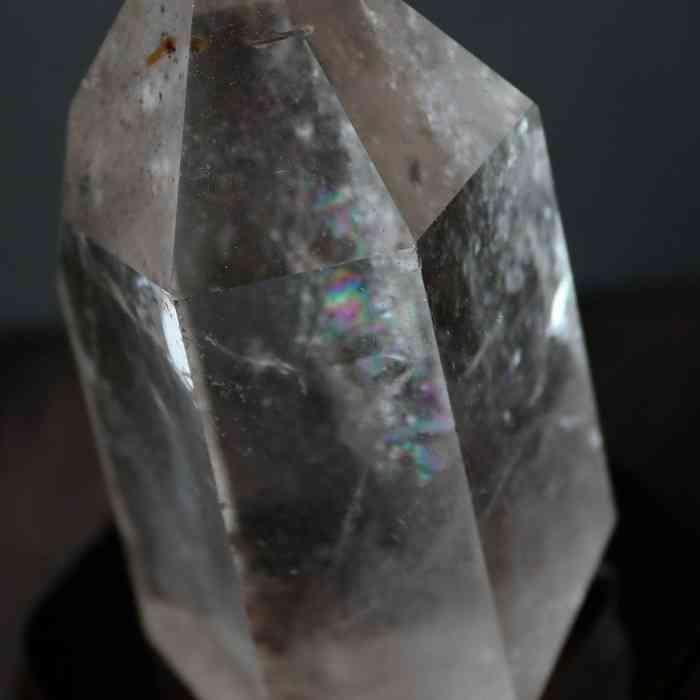 水晶 ポイント 六角柱 虹 台座付き 天然石 浄化 置物 パワーストーン