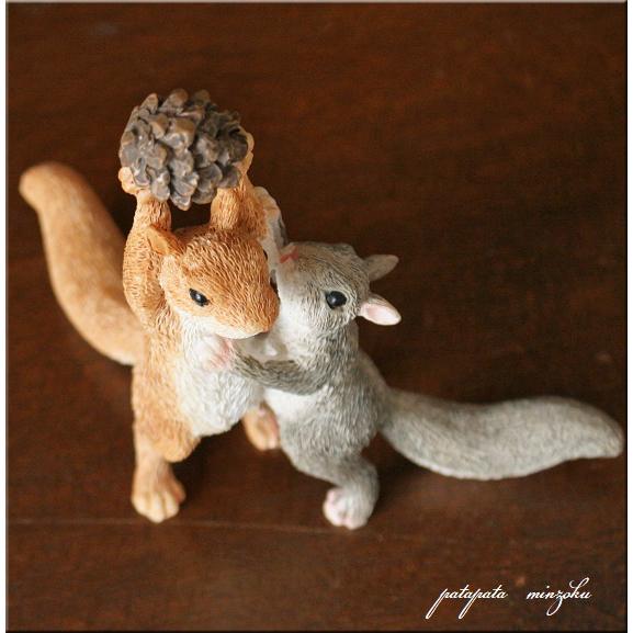 リスの置物 2匹 松ぼっくり付 置物 松ぼっくりを掴むリス おしゃれ かわいい 玄関 インテリア 庭