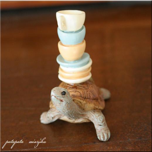 カップを運ぶ 亀 と カエル 置物 オブジェ カメ パタミン ディスプレイ