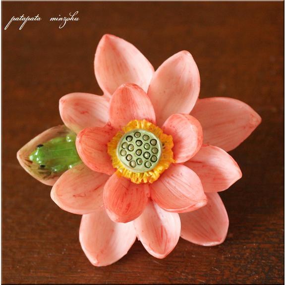 蓮の花に乗る カエル 置物 オブジェ 蓮華 蓮花 ディスプレイ 雑貨