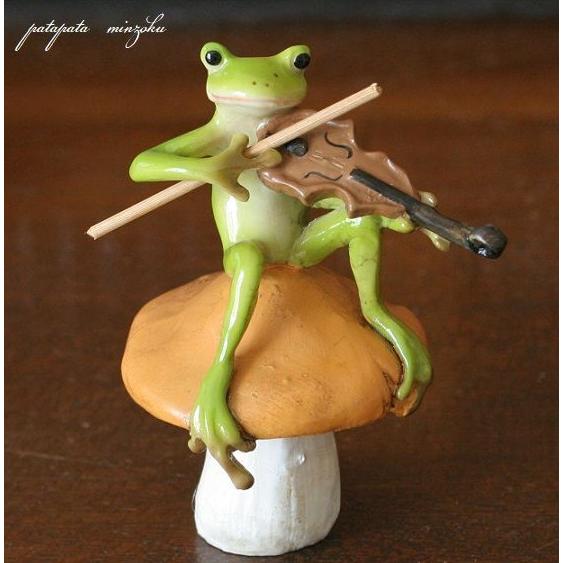 きのこ に座る カエル バイオリン 置物 オブジェ パタミン