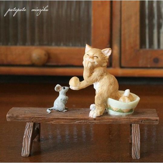 縁台の上でパンを食べる 猫 と ねずみ 置物 オブジェ ネコ ねこ
