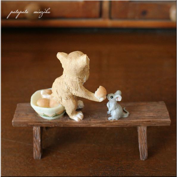 縁台の上でパンを食べる 猫 と ねずみ 置物 オブジェ ネコ ねこ