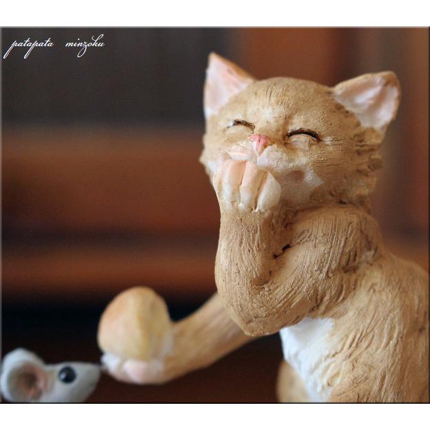 縁台の上でパンを食べる 猫 と ねずみ 置物 オブジェ ネコ ねこ