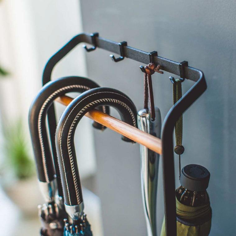 tower 山崎実業 引っ掛けアンブレラスタンド タワー 傘立て 公式 ホワイト/ブラックスリム 玄関収納 折り畳み傘収納 フック付き 送料無料 | tower | 02