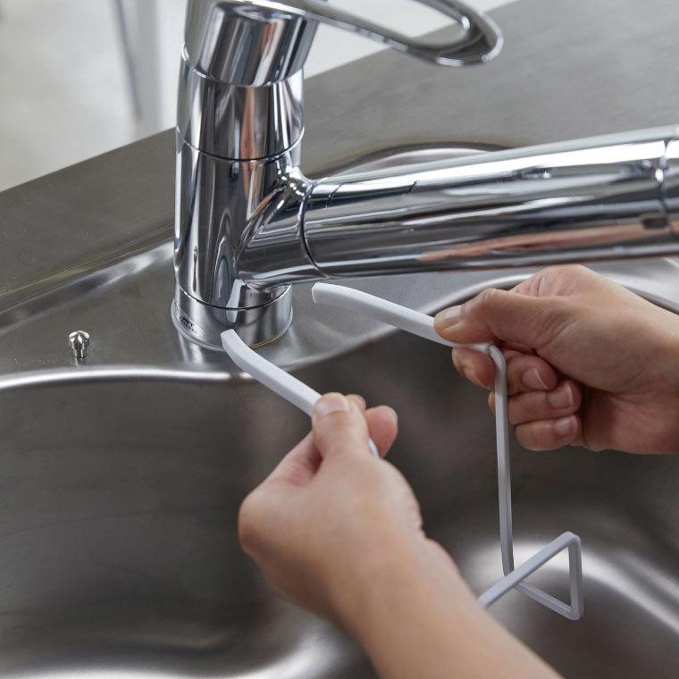 tower 山崎実業 蛇口にかけるスポンジホルダー タワー キッチン 公式 ホワイト/ブラック スポンジ置き スポンジラック タワシ置き 吊り下げ シンク収納 | tower | 01