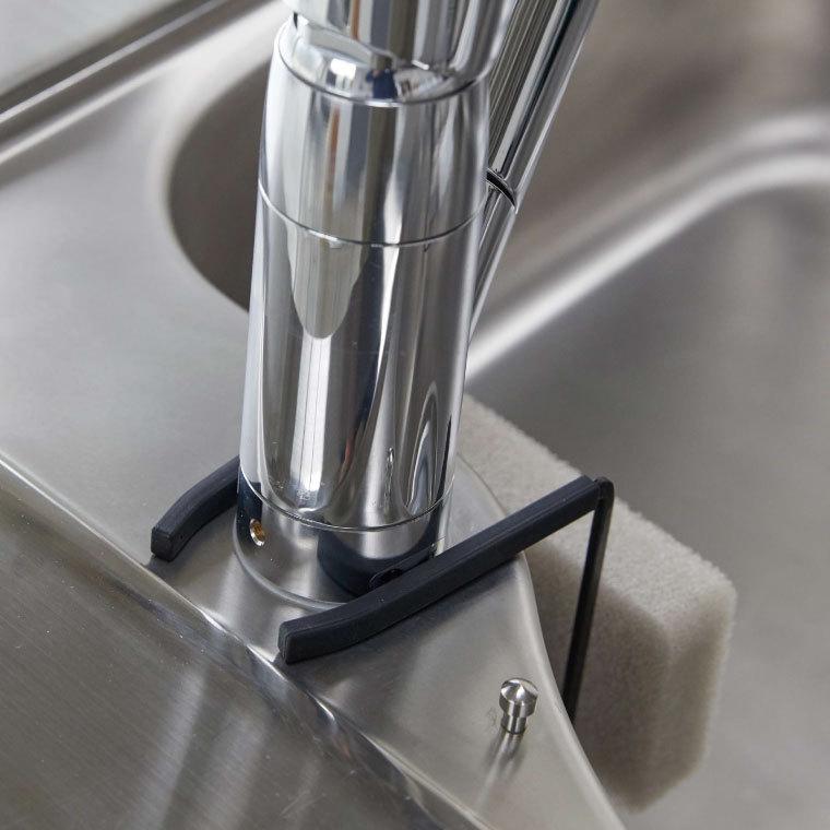 tower 山崎実業 蛇口にかけるスポンジホルダー タワー キッチン 公式 ホワイト/ブラック スポンジ置き スポンジラック タワシ置き 吊り下げ シンク収納 | tower | 02