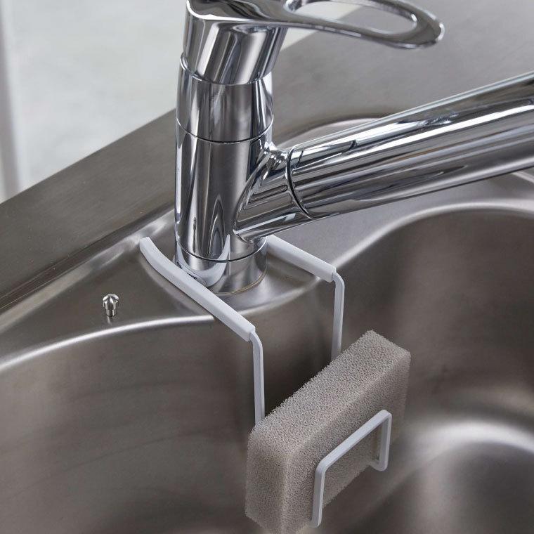 tower 山崎実業 蛇口にかけるスポンジホルダー タワー キッチン 公式 ホワイト/ブラック スポンジ置き スポンジラック タワシ置き 吊り下げ シンク収納 | tower | 03